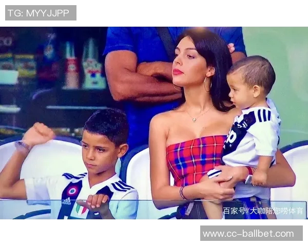 乔治娜分享迷你罗家族正装照颁奖礼上全家齐聚显温馨气氛